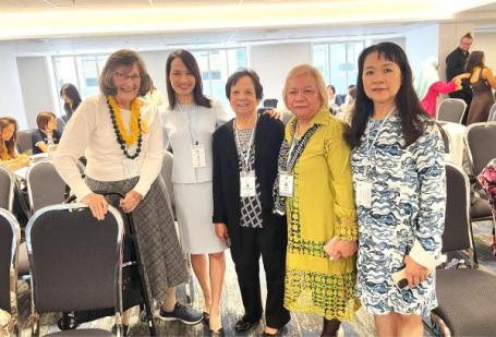 Friendships forever: thanking Mei-Chun Chao (middle).